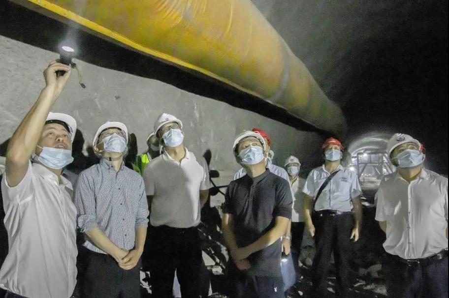 蜀道集团副总经理杨如刚赴汉巴南铁路6标调研慰问