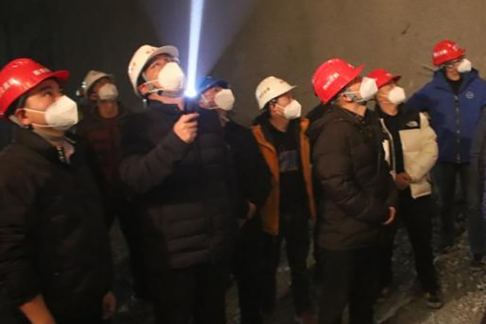 四川省交通运输厅工程质量监督局副局长包杰到宜金高速XJ8标段检查指导工作