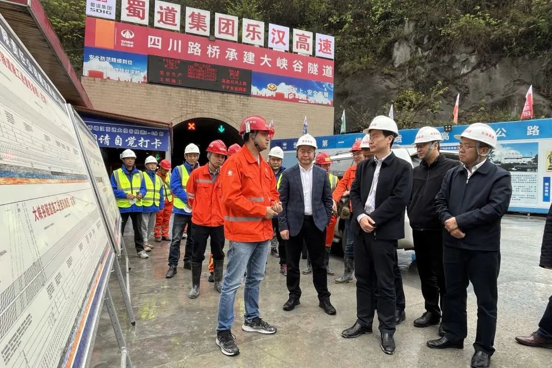蜀道高速集团党委副书记、副董事长、总经理肖波到峨汉高速2-6分部检查指导工作