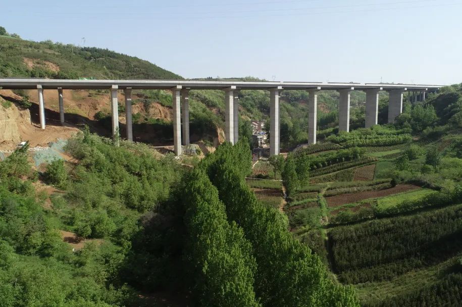 西安外环高速公路南段LJ-12合同段黑沟一号大桥全线提前完工