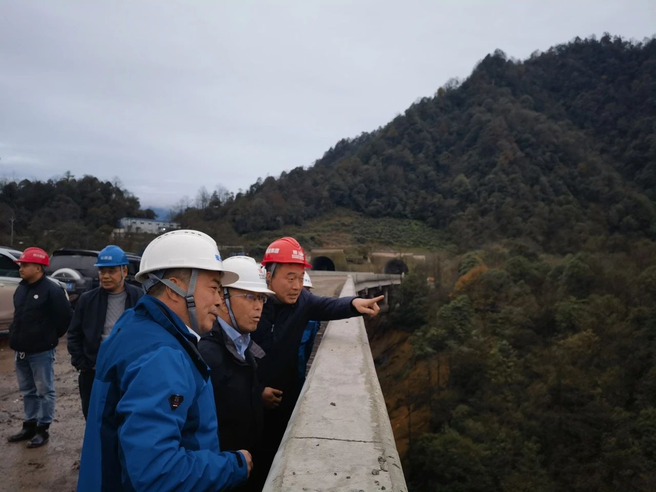 蜀道集团副总经理李永林到乐西高速S1-6项目检查指导工作