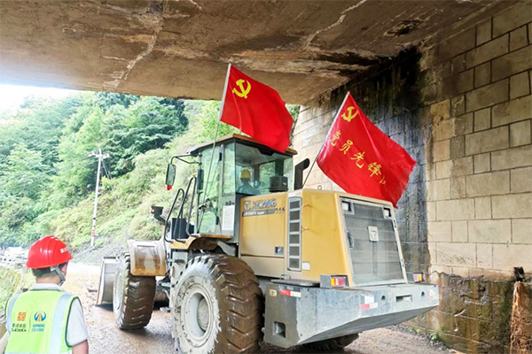 西香高速公路ZCB4总承包部争分夺秒保畅通