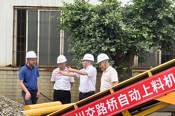 川交公司党委书记、董事长杜江林到S11线拌合站自动上料系统疲劳实验现场指导工作
