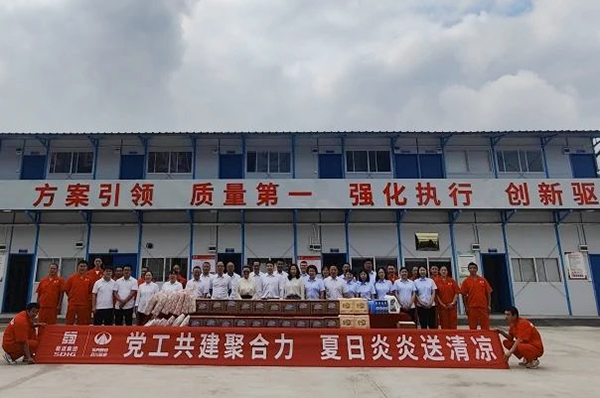 广汉市总工会联合川交路面公司党总支赴遂渝扩容ZCB1-1项目开展“夏送清凉”活动