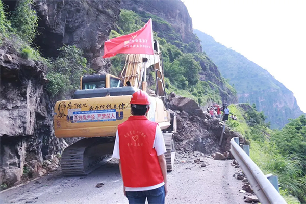抢通“受阻道路” 守护“平安出行”