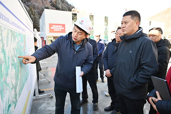 阿坝州委书记徐芝文一行赴都四山地轨道交通项目巴朗山隧道调研