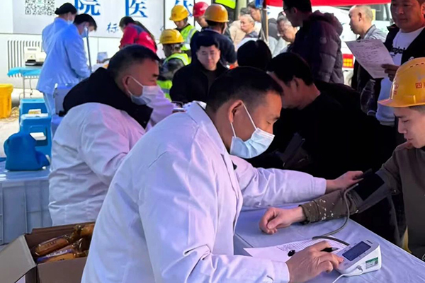盐亭经开区项目“上门体检”暖一线，为产业工人健康“保驾护航”