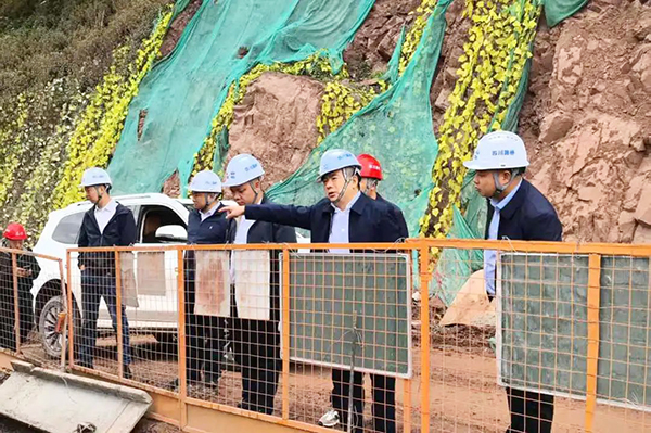 川交公司党委书记、董事长杜江林一行深入西宁高速公路项目、会禄高速项目开展“五一”节前安全专项检查