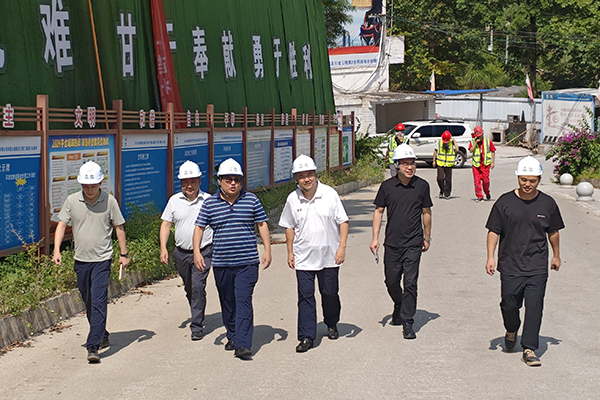 四川路桥副总经理聂东到华蓥山隧道项目检查工作