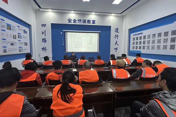 普法宣传进工地  系好法律“安全绳”