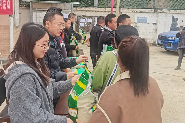 政企联动暖民心 冬日关怀显温情