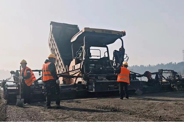 中江两条公路打捆项目水稳层施工顺利完工