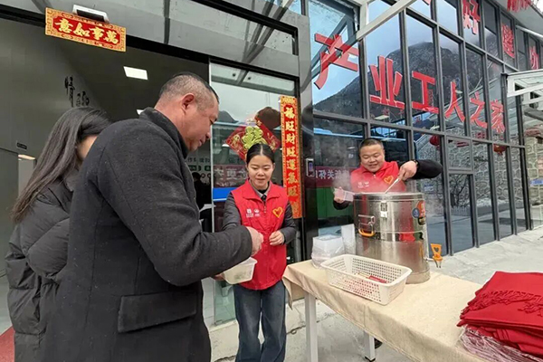 康新高速公路项目联合工会近日启动“康新关怀暖人心，返乡归途更安心”主题活动