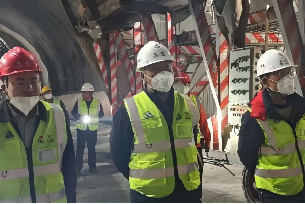 四川路桥复工复产小组赴西香高速公路ZCB4总承包部TJ17-2项目、TJ15项目督导检查