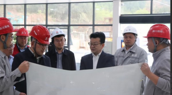 四川路桥财务总监郭人荣率队赴川交公司开展调研指导工作