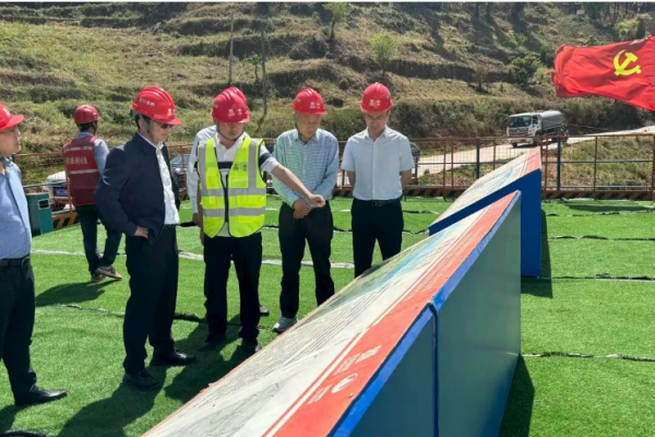 四川路桥财务总监郭人荣赴西宁高速ZCB2总包部开展财务专项调研