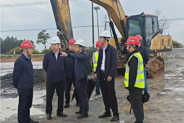 川交公司党委副书记、董事、总经理罗德高赴沪渝高速改扩建怀潜04标项目检查指导