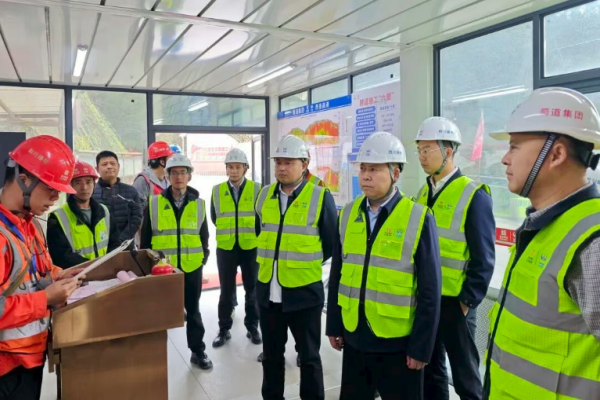 川交公司党委副书记、董事、总经理罗德高赴西香高速公路ZCB4总承包部片区项目督导检查