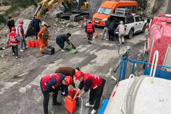 驰援山林火情 川交尽显担当