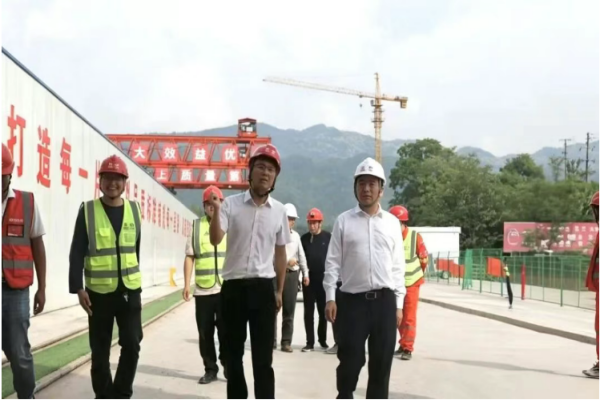 四川路桥党委副书记、副董事长、总经理深入大竹至垫江高速公路（四川境）TJ3标项目一线调研