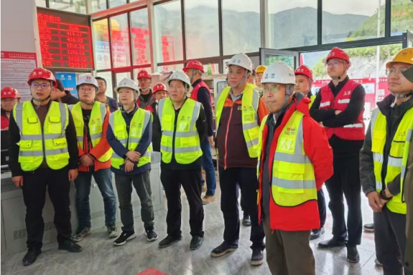 蜀道集团隧道工程首席专家李永林率队赴康新高速公路项目调研危大工程过程管理