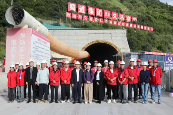 四川路桥党委委员、职工董事、工会主席安玲调研督导久马、川汶高速项目建设