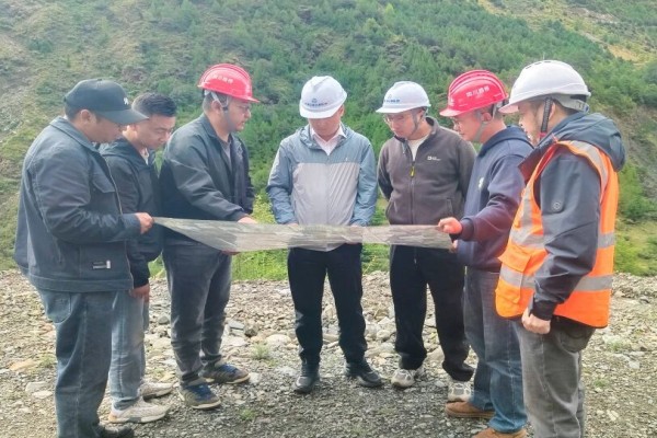 甘孜州交通运输局副局长汤大庆专项督导麻德美丽乡村公路项目